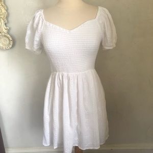 American Eagle White mini eyelet dress w/short puff sleeves &v-neck size Medium